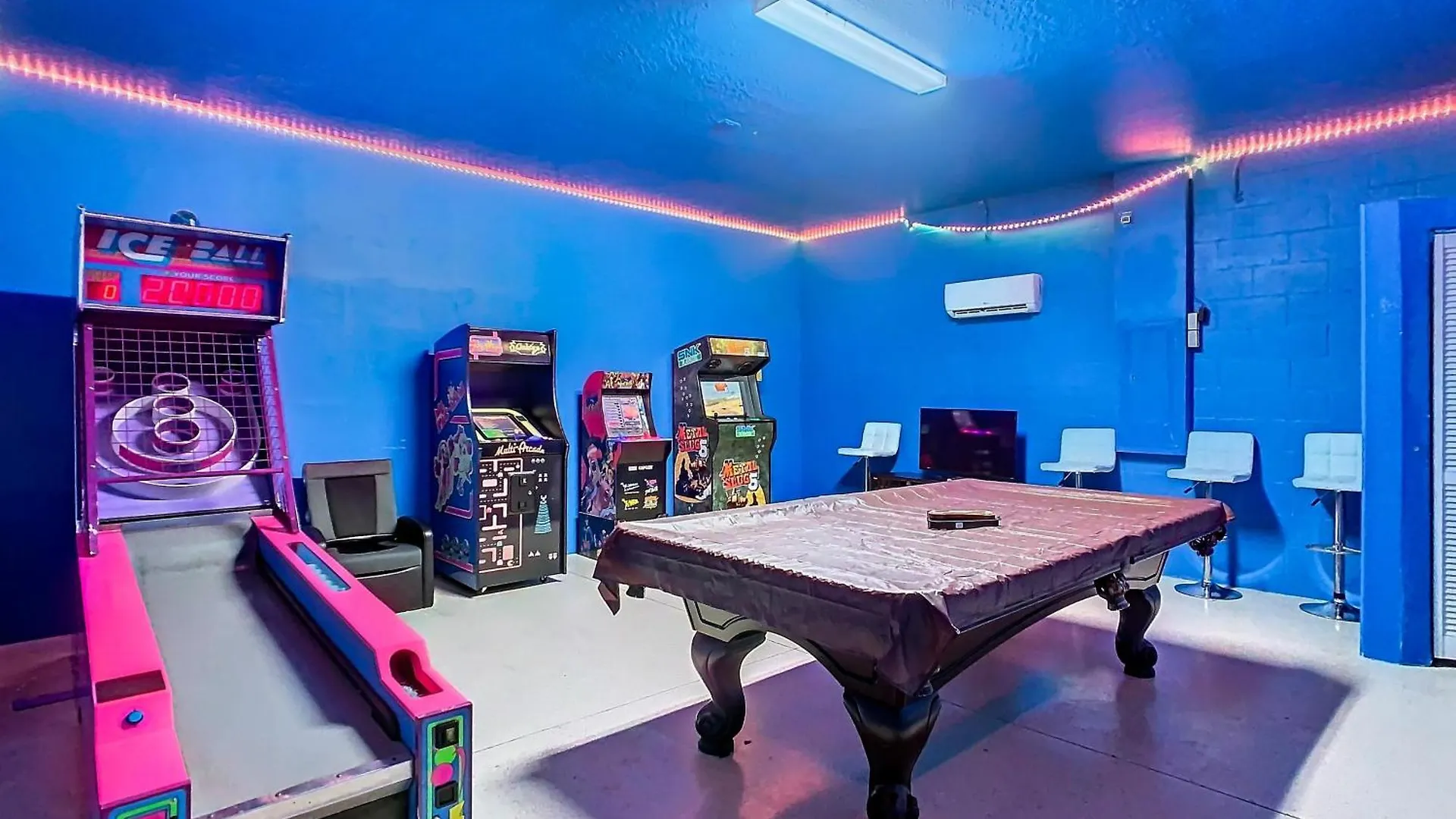 Large Retreat Villa With Pool Game Room Davenport
